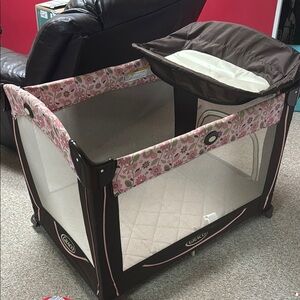 Graco Floral Pack-n-play with Changing Station